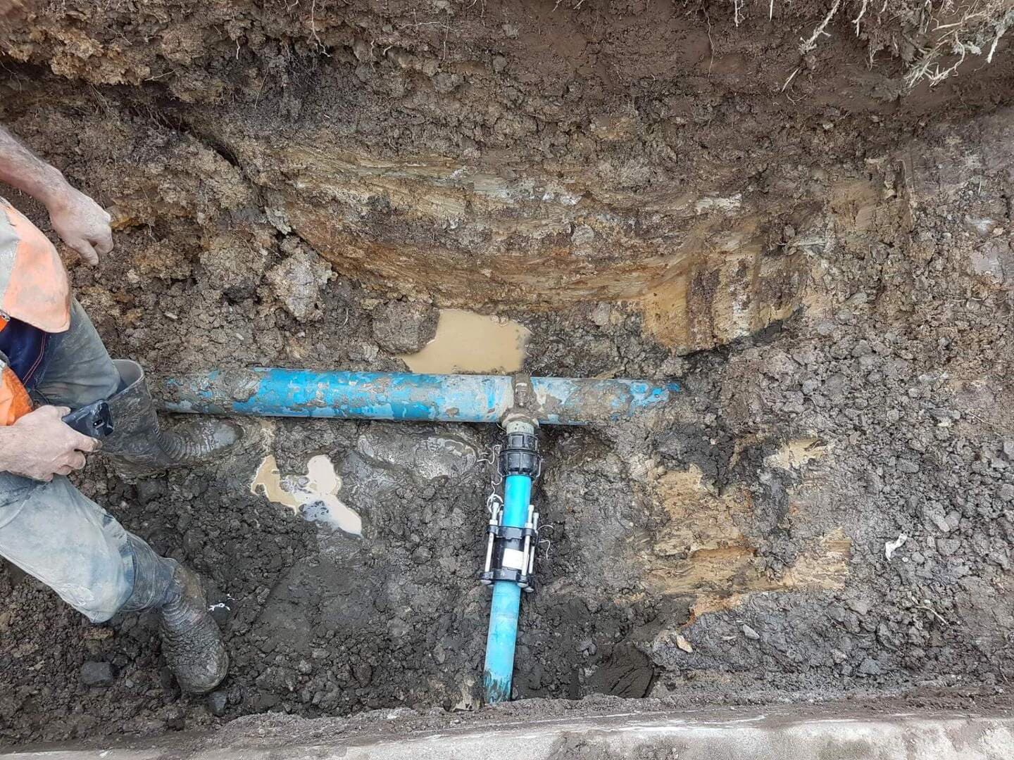 Replacing a seized isolation valve on a private water main